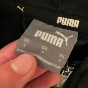 Svart puma hoodie  - En svart puma hoodie som inte används mer.