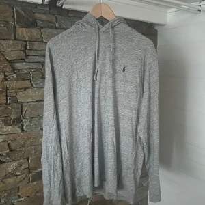 Polo Ralph Lauren Hoodie  - Säljer nu denna Polo Ralph Lauren hoodien i storlek L. Men sitter typ som M-L. Den är inte använd mycket alls och är i nyskick i princip. Jag är 181cm . NYPRIS: 1195kr Priset är ej hugget i sten. Hör av dig vid funderingar!🌟