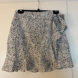 Kjol - Kjol med prickigt mönster. Väldigt svalt material och i mycket gott skick 