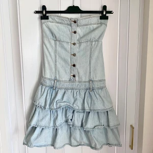 Jeans klänning - Så vacker jeans klänning som inte används längre, finns inga sador och är så hott som ny!🤍✨✨