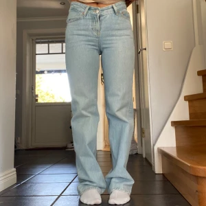 Pull&bear jeans  - Knappt använda, v-ringad lågmidja! Små i storleken! 🤍köpta för va 700kr