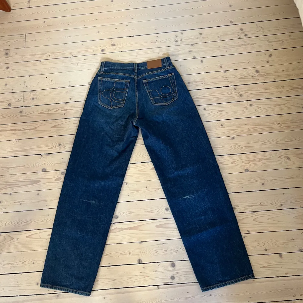  Jeans från Eytys modell Benz i en så fin blå färg. Storlek 27/32. Knappt använda men har två fläckar på baksidan(se bild), verkar blivit blekt på något sätt. Nypris: 2500kr. Säljes då dom inte kommer till använding hos mig. :(. Jeans & Byxor.