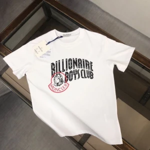 Moncler t-shirt - Skick 10/10 | vet ej om den är äkta därav priset | för frågor skriv!