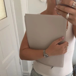 Datorfodral - Säljer mitt datorfodral från Holdit då det inte passade min dator. Storlek 14" och beiget, nypris 399kr. Finns få ”väck” men helt nytt!  Vid snabb affär kan jag tänka mig sänka priset! 