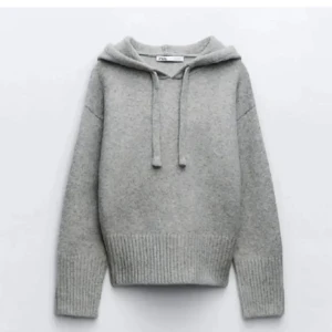 Zara stickad hoodie - Säljer denna fina stickade hoodie ifrån zara då jag inte använder den längre ! Den har inga skador men är lite nopprig men inget man tänker på 💕