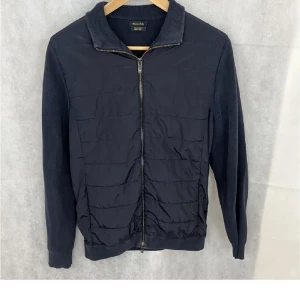 Massimo dutti höst jacka (cardigen) - Hej jag säljer min cardigen från märket Massimo dutti i vilken fräsch skick inga skador och sånt. Passar S. Priset är inte hugget i en sten!