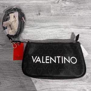 Valentino Bags - Säljer en helt ny Valentino väska med alla lappar kvar. Ordinarie pris 1095kr. OBS ej valentino garavani 