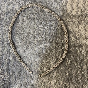 Kedja  - Rostfri stål Längd=50cm Vikt=76g Ingen fel på den och är köpt för 800kr. Kan gå ner med priset vid snabb affär.