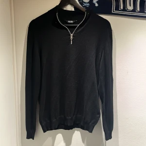 Svart half zip - Säljer nu denna svarta half zip. Hör av dig vid minsta fundering 