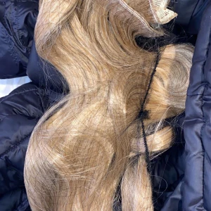 Löshår - Syntetiskt ”clip in” löshår i färgen ”blonde with highlights” 7 olika delar. Håret är enkelt att sätta i och ta ut. Går att styla med värme upp till 180 grader. Använt 1 gång men matchade inte med mitt hår. Håret är plattat och är runt 50-60 cm.