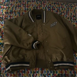 Collegejacka  - Köpte den 2 år sen och har knappt använt den!  Skriv gärna om du vill se jackan detaljerad! 