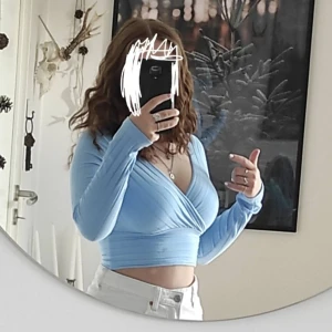 Shein topp M/38  - Shein topp med långa ärmar och djup urringning 