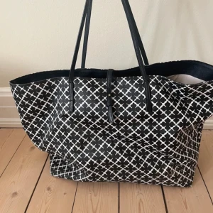 By malene Birger väska  - Säljer min by malene Birger väska då den tyvärr inte kommer till användning!   Så fin och perfekt storlek till skolan, lite sliten i banden och en fläck inuti väskan men inget man ser eller tänker på.   Nypris 2795🩷