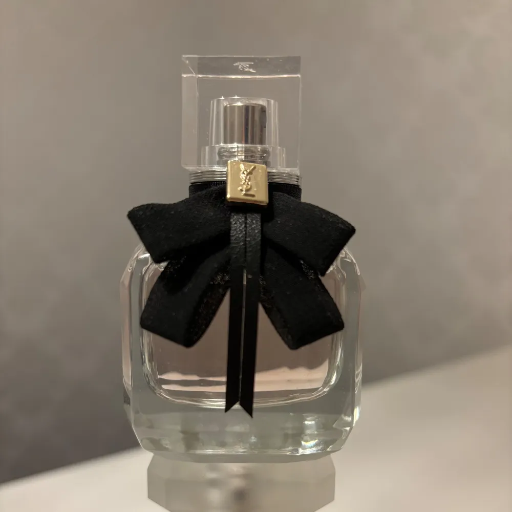 En äkta Ysl mon EDP 30 ml endast testad. Dock var inte doften något för mig .. Parfym.