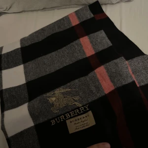 Burberry Halsduk - Burberry halsduk som är gjord av 100% cashmere. Har använts några gånger. Inga defekter eller något nästan som ny. Skriv till mig om ni har frågor