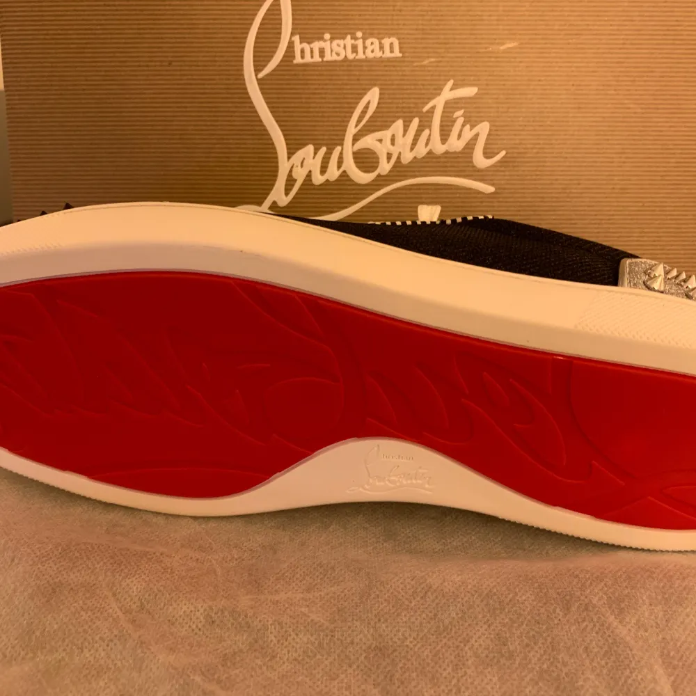 Säljer ett par helt nya Christian Louboutin-skor i storlek 45. Skorna har aldrig använts och kommer i originalförpackning med tillhörande dustbags.. Skor.