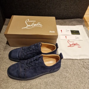 Loubs  - Loubs som är i nyskick använd fåtal gånger ända märkerna är på aulen vilket man får när man går. Annars i jätte bra skick och har kvitto