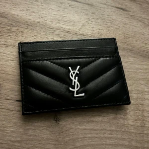 Ysl korthållare  - Nyskick utan defekter, 2 ytterfack på båda sidorna + ett innerfack. Kan inte garantera äktenhet därav pris, priset går att diskutera 