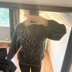 Stickad tröja  - Stickad leopard tröja i storlek S men är lite större i storleken💕 den är knappt använd och är därav o gott skick😇