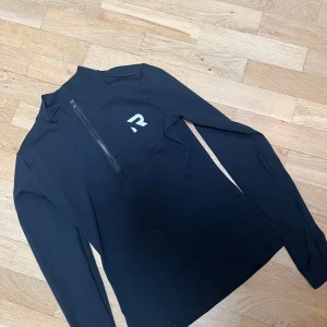 Träningströja från Relode  - Svart långärmad träningströja från Relode i str. s, i mycket fint skick. Nypris 549:-, mitt pris 250:-. 
