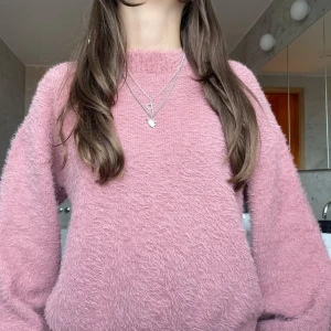 Jätte fin päls tröja  - Jätte fin päls tröja perfekt till hösten! Vet inte vart den är ifrån, antingen Åhléns Lindex eller hm. Kontakta mig så kan ni få mer information om varumärket. 