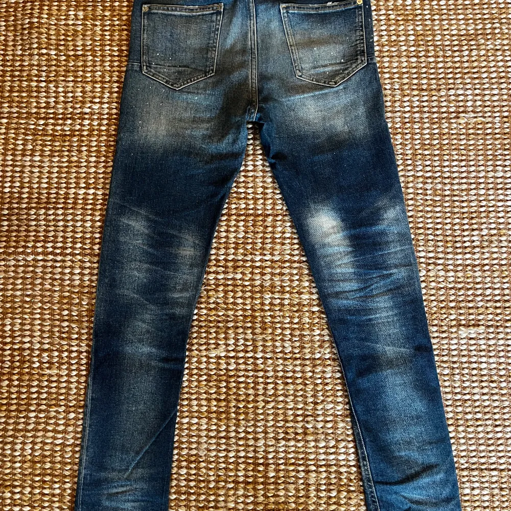 Tja! Säljer nu ett par riktigt feta Zara Jeans, köpta för ungefär ett år sedan. Modellen tillverkas inte längre och det finns bara ett fåtal tillverkade.  Skick: 9/10 knappt använda (3-4 gånger som max).   Först till kvarn!. Jeans & Byxor.