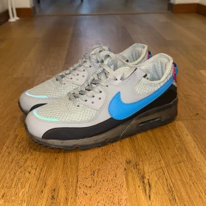 Nike Air Max Terrascape 90 - Säljer mina helt nya Nike Air Max Terrascape som är u en väldigt unik färgkombination. Väldigt svåra att få tag i och väldigt väldigt sköna. De är i storlek EUR45 men sitter som 44, som sagt är de oanvända.  