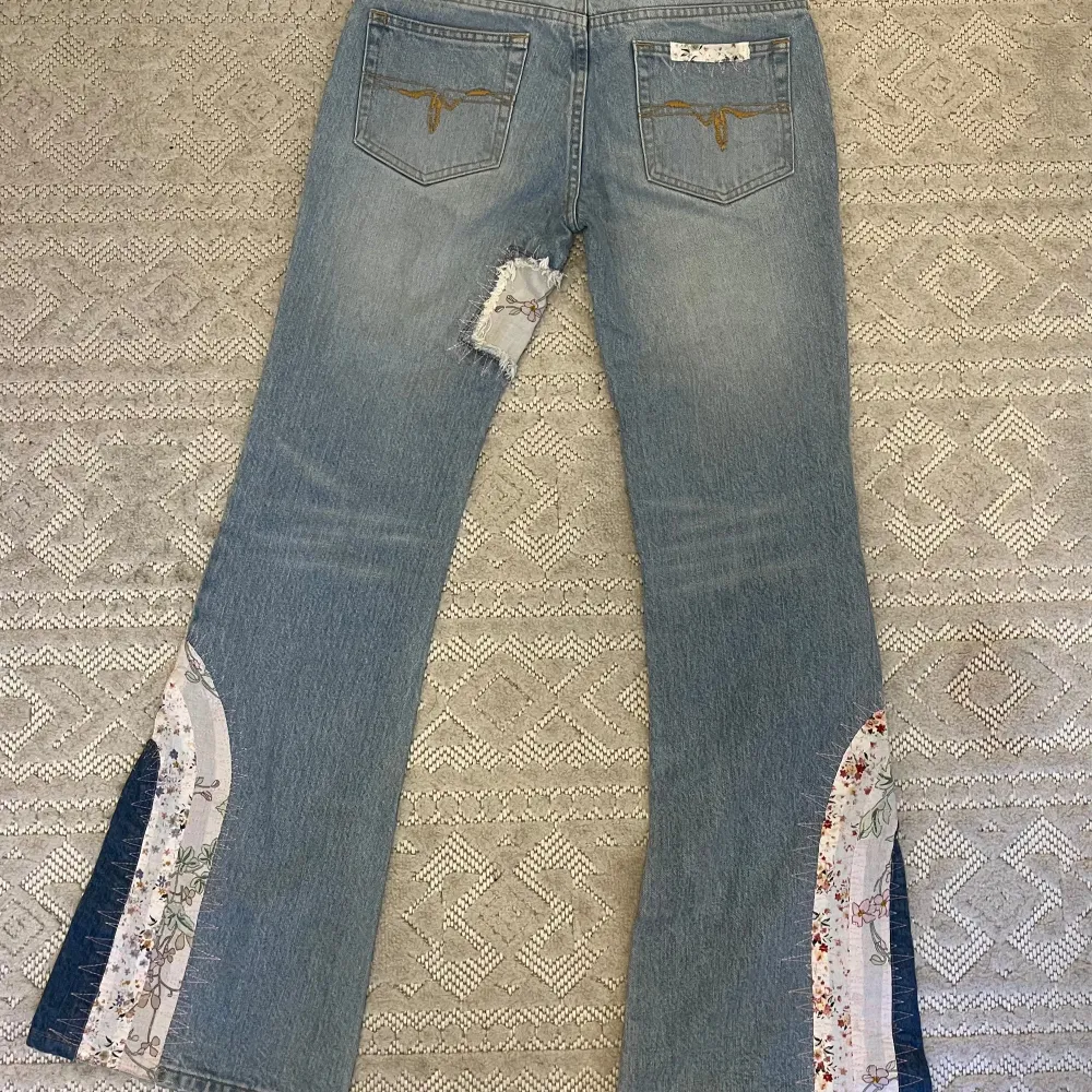 Utsvängda jeans köpta second hand med fina lappar! Materialet är i bra kvalitet och jag har aldrig använt de då de är för små tyvärr.  Midja: ca 36 cm (x2) Längd: ca 102 cm Innerben: ca 80 cm Höjd från gren: ca 21 cm Bredden vid fot: ca 27 cm. Jeans & Byxor.