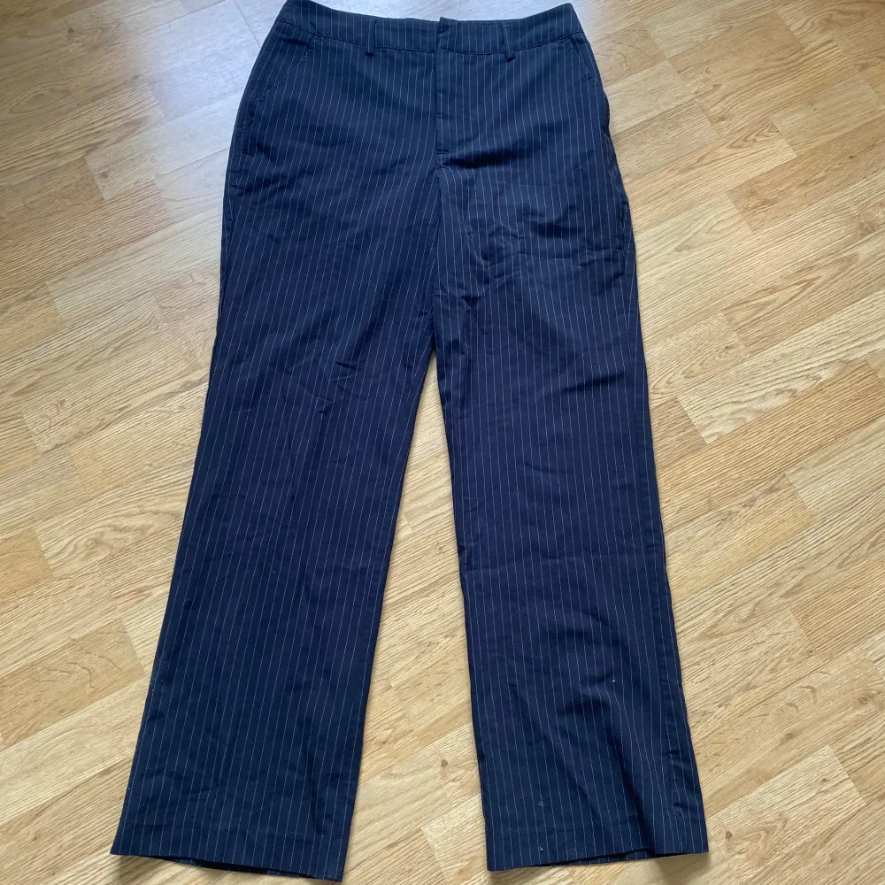 Svart, randig kostymbyxa från madlady i normalt skick. Säljes pga för stor storlek. Modell: Erin pinstripe Storlek: 36/short Midjehöjd: hög . Jeans & Byxor.