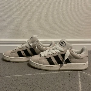 Adidas campus  - Storlek 42, skorna är i bra skick dom har bara andvänts 4 gånger. Skon är inte sönder nånstans eller har några problem. Skulle säga att dom är 8/10.