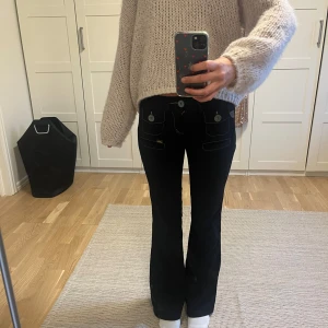Svarta bootcut jeans  - Svarta bootcut jeans från Lois! Super snygga och bra skick🩵