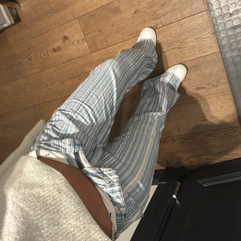 Skulle säga middle waist men jag brukar vika ner för lowwaist. Bootcut perfekt för höst/vår❤️‍🔥❤️‍🔥. Jeans & Byxor.