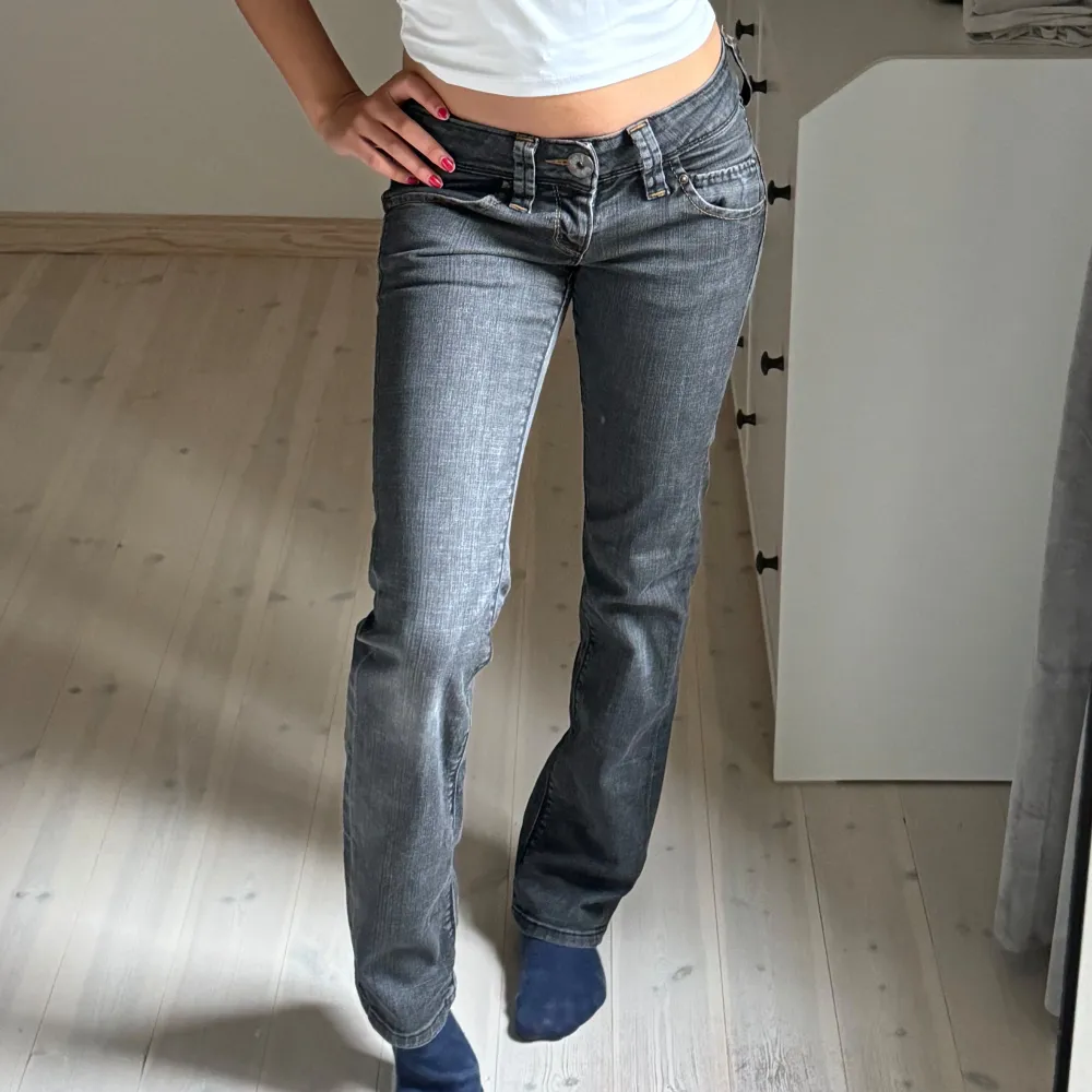 Säljer dessa Lågmidjade jeans i rak/flare modell. Skriv för mått eller andra frågor🙌. Jeans & Byxor.