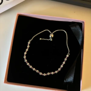 Pandora tennis bracelet  - En armband från Pandora som jag har aldrig använt. Den är i bra skick och förpackningen är kvar. Storleken är 23 cm. Nypris 799kr🤍