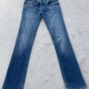 Säljer mina favorit jeans från Diesel pga för små!!😍😍❤️‍🔥Lågmidjade o i bra skick. Köpta på sellpy. W26, innerbenslängd 80 cm (pris kan diskuteras) 