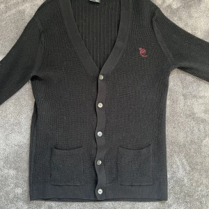 Alexander MQueen Cardigan - Tja! Säljer nu min axel anser mqueen cardigan som e ovanlig att se, den är riktigt schysst och priset är inte hugget i sten! Perfekt nu till hösten! Skick 10/10! Hör av er vid minsta fråga!