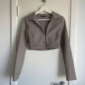 Kort kavajtopp zara - Säljer denna korta kavajen / toppen från zara❤️ använd vid ett tillfälle endast! Bra skick!
