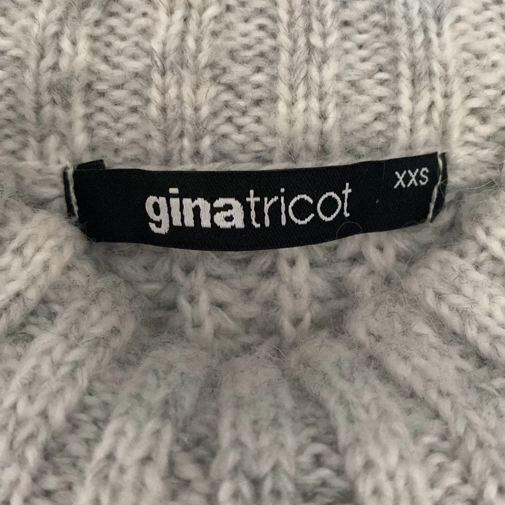 Jätte fin ljusgrå stickad tröja från GinaTricot. Använd några gånger men i bra skick! Kan inte se några trådar som sticker ut eller något annat fel. . Tröjor & Koftor.