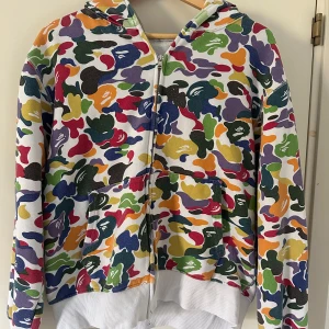 Bape hoodie - Säljer min bape hoodie då det inte är min stil mer. Det är tecken på användning och den skulle behöva noppas men annars är det i bra skick 