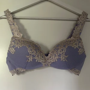 Lila intimissimi bh - En lila intimissimi bh i storlek 75B. Självklart tvättad innan.