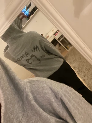 Mira paris hoodie - Säljer min Mira paris hoosiers med trycket Mi amor, jätte fin och i stl XS/S