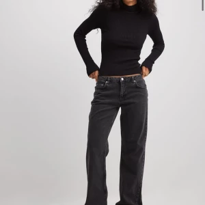Jeans - Säljer dessa svarta/gråa jeans från nakd, låg midja. Säljer pga köpte fel storlek . Original  Pris 699. (Andvända en gång)