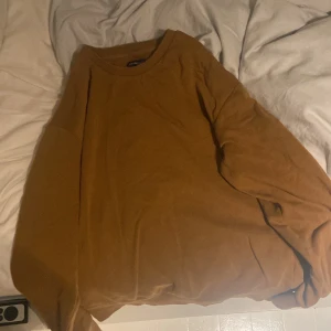 Två sweatshirts från Jack and Jones - 2 stycken sweatshirts från Jack and Jones i bra skick, en brun och en grå. Båda i storlek medium