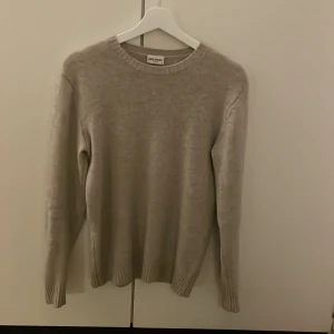 John Henric sweatshirt - Tjena, säljer en riktigt fet John Henric tröja. Tröjan är i Kashmir blandning(kan se på bilden)  Är i riktigt bra skick och har användits fåtal gånger. Det är bara att fråga på om ni har funderingar. Mvh 