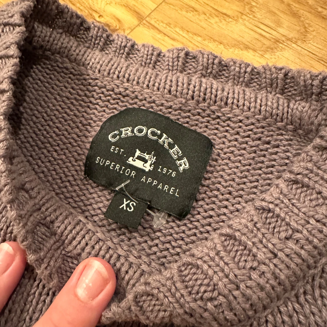 Säljer en grå stickad tröja i storlek xs. Perfekt inför höst och vinter  - 90