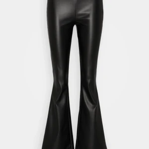 skinnbyxor - säljer mina skinnbyxor från Noisy May (köpta från zalando) då de är lite små för mig. högmidjade men jättesnyggt att vika ner kanten! Inga tecken på användning. Nypris 329kr Köparen står för frakt💘 tryck inte på köp nu utan att ha kontaktat först.