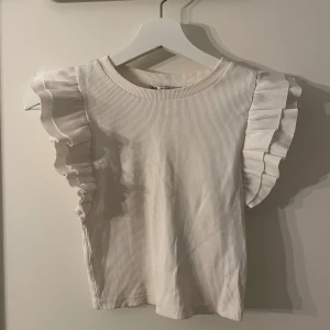 Zara topp - Säljer nu denna fina topp ifrån zara i storlek s💕
