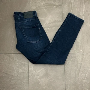 Replay anbass - Tja! Säljer nu dessa riktigt snygga Replay jeans, Modell anbass|storlek:W29 L32|mycket bra skick|pris:449kr| Hör av er vid funderingar, Mvh👖