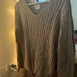 Stickad tröja  - Mysig stickad tröja. Bra skick inga skador! 