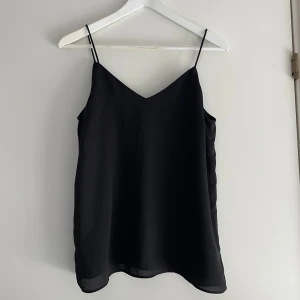 Blus - Linne från H&M köpt här på Plick. Jag har aldrig använd det. Köptes för 200. Säljer då det bara tar plats i garderoben. Skriv om du vill ha fler bilder eller undrar något!